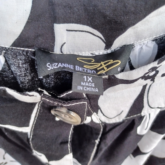 Suzanne Betro Summer Blouse in 1X with black and white florals - Picture 3 of 7